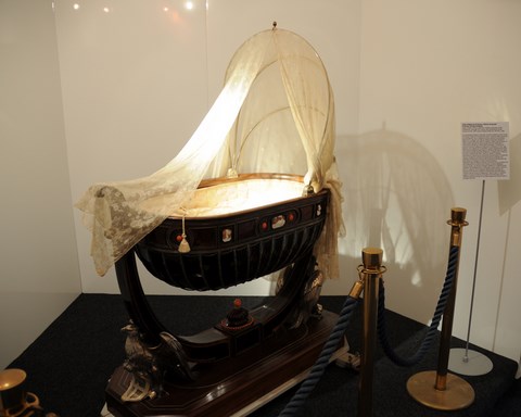 La famosa culla di Vittorio Emanuele II, commissionata dal Comune di Napoli e regalata alla Famiglia Reale.