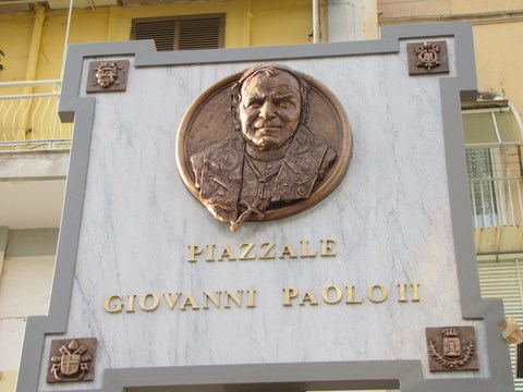 Bassorilievo in bronzo raffigurante la figura di sua Santita' Giovanni Paolo II,sulla targa che da' il nome al piazzale Giovanni Paolo II(ex piazza Comizi)